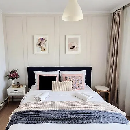 Cozy Retreat, Obor Market & Metro