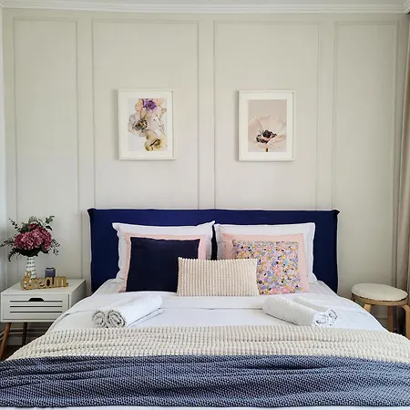 Cozy Retreat, Obor Market & Metro *