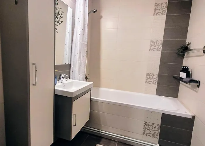 Cozy Retreat, Obor Market & Metro